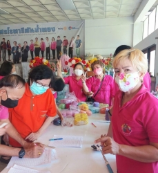 โรงเรียนผู้สูงอายุเทศบาลตำบลสันป่าตอง จัดกิจกรรมการถักหมวกโครเชต์เชือกฟอก ภาพที่ 4 | https://www.sanpatong.go.th