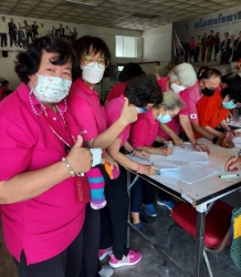โรงเรียนผู้สูงอายุเทศบาลตำบลสันป่าตอง จัดกิจกรรมการถักหมวกโครเชต์เชือกฟอก ภาพที่ 5 | https://www.sanpatong.go.th