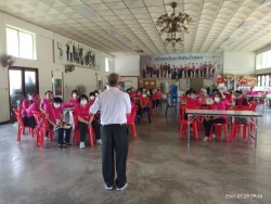 โรงเรียนผู้สูงอายุเทศบาลตำบลสันป่าตอง จัดกิจกรรมการถักหมวกโครเชต์เชือกฟอก ภาพที่ 6 | https://www.sanpatong.go.th