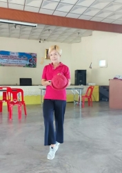 โรงเรียนผู้สูงอายุเทศบาลตำบลสันป่าตอง จัดกิจกรรมการถักหมวกโครเชต์เชือกฟอก ภาพที่ 1 | https://www.sanpatong.go.th