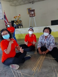 โรงเรียนผู้สูงอายุเทศบาลตำบลสันป่าตอง จัดกิจกรรมการสานตะกร้า (การสานส้าหวด) ภาพที่ 2 | https://www.sanpatong.go.th