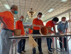 โรงเรียนผู้สูงอายุเทศบาลตำบลสันป่าตอง จัดกิจกรรมการสานตะกร้า (การสานส้าหวด) ภาพที่ 3 | https://www.sanpatong.go.th