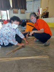 โรงเรียนผู้สูงอายุเทศบาลตำบลสันป่าตอง จัดกิจกรรมการสานตะกร้า (การสานส้าหวด) ภาพที่ 4 | https://www.sanpatong.go.th