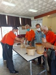 โรงเรียนผู้สูงอายุเทศบาลตำบลสันป่าตอง จัดกิจกรรมการสานตะกร้า (การสานส้าหวด) ภาพที่ 5 | https://www.sanpatong.go.th