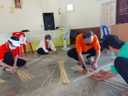 โรงเรียนผู้สูงอายุเทศบาลตำบลสันป่าตอง จัดกิจกรรมการสานตะกร้า (การสานส้าหวด) ภาพที่ 6 | https://www.sanpatong.go.th