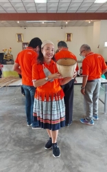 โรงเรียนผู้สูงอายุเทศบาลตำบลสันป่าตอง จัดกิจกรรมการสานตะกร้า (การสานส้าหวด) ภาพที่ 7 | https://www.sanpatong.go.th