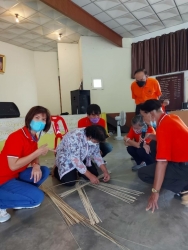 โรงเรียนผู้สูงอายุเทศบาลตำบลสันป่าตอง จัดกิจกรรมการสานตะกร้า (การสานส้าหวด) ภาพที่ 9 | https://www.sanpatong.go.th