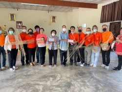โรงเรียนผู้สูงอายุเทศบาลตำบลสันป่าตอง จัดกิจกรรมการสานตะกร้า (การสานส้าหวด) ภาพที่ 10 | https://www.sanpatong.go.th