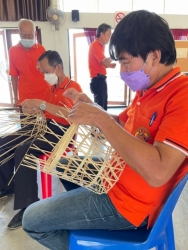 โรงเรียนผู้สูงอายุเทศบาลตำบลสันป่าตอง จัดกิจกรรมการสานตะกร้า (การสานส้าหวด) ภาพที่ 11 | https://www.sanpatong.go.th