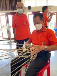 โรงเรียนผู้สูงอายุเทศบาลตำบลสันป่าตอง จัดกิจกรรมการสานตะกร้า (การสานส้าหวด) ภาพที่ 12 | https://www.sanpatong.go.th