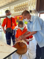 โรงเรียนผู้สูงอายุเทศบาลตำบลสันป่าตอง จัดกิจกรรมการสานตะกร้า (การสานส้าหวด) ภาพที่ 13 | https://www.sanpatong.go.th