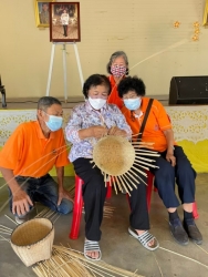 โรงเรียนผู้สูงอายุเทศบาลตำบลสันป่าตอง จัดกิจกรรมการสานตะกร้า (การสานส้าหวด) ภาพที่ 14 | https://www.sanpatong.go.th