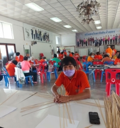 โรงเรียนผู้สูงอายุเทศบาลตำบลสันป่าตอง จัดกิจกรรมการสานตะกร้า (การสานส้าหวด) ภาพที่ 1 | https://www.sanpatong.go.th