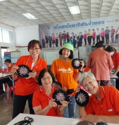 โรงเรียนผู้สูงอายุเทศบาลตำบลสันป่าตอง จัดกิจกรรมการทำพรมเช็ดเท้า ภาพที่ 5 | https://www.sanpatong.go.th