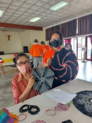โรงเรียนผู้สูงอายุเทศบาลตำบลสันป่าตอง จัดกิจกรรมการทำพรมเช็ดเท้า ภาพที่ 6 | https://www.sanpatong.go.th