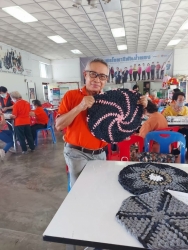 โรงเรียนผู้สูงอายุเทศบาลตำบลสันป่าตอง จัดกิจกรรมการทำพรมเช็ดเท้า ภาพที่ 7 | https://www.sanpatong.go.th