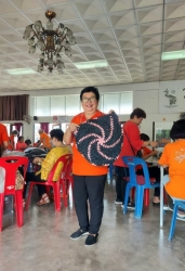 โรงเรียนผู้สูงอายุเทศบาลตำบลสันป่าตอง จัดกิจกรรมการทำพรมเช็ดเท้า ภาพที่ 8 | https://www.sanpatong.go.th