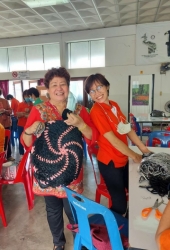 โรงเรียนผู้สูงอายุเทศบาลตำบลสันป่าตอง จัดกิจกรรมการทำพรมเช็ดเท้า ภาพที่ 9 | https://www.sanpatong.go.th