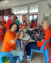 โรงเรียนผู้สูงอายุเทศบาลตำบลสันป่าตอง จัดกิจกรรมการทำพรมเช็ดเท้า ภาพที่ 11 | https://www.sanpatong.go.th