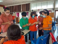 โรงเรียนผู้สูงอายุเทศบาลตำบลสันป่าตอง จัดกิจกรรมการทำพรมเช็ดเท้า ภาพที่ 12 | https://www.sanpatong.go.th