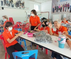 โรงเรียนผู้สูงอายุเทศบาลตำบลสันป่าตอง จัดกิจกรรมการทำพรมเช็ดเท้า ภาพที่ 13 | https://www.sanpatong.go.th