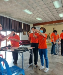 โรงเรียนผู้สูงอายุเทศบาลตำบลสันป่าตอง จัดกิจกรรมการทำพรมเช็ดเท้า ภาพที่ 14 | https://www.sanpatong.go.th
