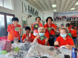 โรงเรียนผู้สูงอายุเทศบาลตำบลสันป่าตอง จัดกิจกรรมการทำพรมเช็ดเท้า ภาพที่ 3 | https://www.sanpatong.go.th