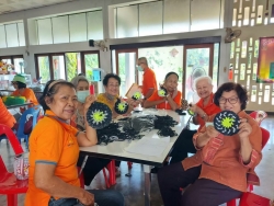 โรงเรียนผู้สูงอายุเทศบาลตำบลสันป่าตอง จัดกิจกรรมการทำพรมเช็ดเท้า ภาพที่ 4 | https://www.sanpatong.go.th