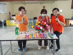 โรงเรียนผู้สูงอายุเทศบาลตำบลสันป่าตอง จัดกิจกรรมการประดิษฐ์ดอกกระดาษ ภาพที่ 4 | https://www.sanpatong.go.th