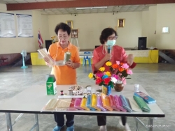 โรงเรียนผู้สูงอายุเทศบาลตำบลสันป่าตอง จัดกิจกรรมการประดิษฐ์ดอกกระดาษ ภาพที่ 5 | https://www.sanpatong.go.th