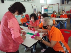 โรงเรียนผู้สูงอายุเทศบาลตำบลสันป่าตอง จัดกิจกรรมการประดิษฐ์ดอกกระดาษ ภาพที่ 6 | https://www.sanpatong.go.th