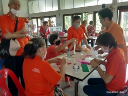 โรงเรียนผู้สูงอายุเทศบาลตำบลสันป่าตอง จัดกิจกรรมการประดิษฐ์ดอกกระดาษ ภาพที่ 7 | https://www.sanpatong.go.th