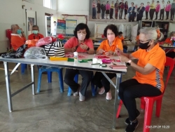 โรงเรียนผู้สูงอายุเทศบาลตำบลสันป่าตอง จัดกิจกรรมการประดิษฐ์ดอกกระดาษ ภาพที่ 9 | https://www.sanpatong.go.th