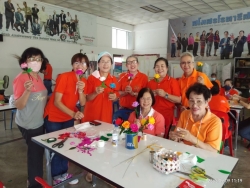 โรงเรียนผู้สูงอายุเทศบาลตำบลสันป่าตอง จัดกิจกรรมการประดิษฐ์ดอกกระดาษ ภาพที่ 10 | https://www.sanpatong.go.th