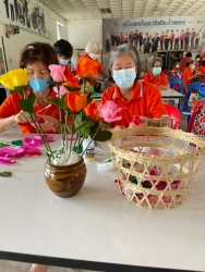 โรงเรียนผู้สูงอายุเทศบาลตำบลสันป่าตอง จัดกิจกรรมการประดิษฐ์ดอกกระดาษ ภาพที่ 11 | https://www.sanpatong.go.th