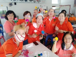 โรงเรียนผู้สูงอายุเทศบาลตำบลสันป่าตอง จัดกิจกรรมการประดิษฐ์ดอกกระดาษ ภาพที่ 12 | https://www.sanpatong.go.th