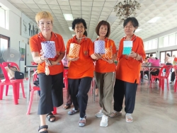 โรงเรียนผู้สูงอายุเทศบาลตำบลสันป่าตอง จัดกิจกรรมการสานตะกร้าพลาสติก ภาพที่ 4 | https://www.sanpatong.go.th