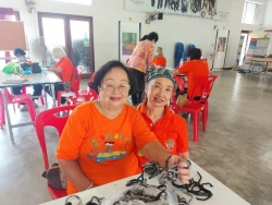 โรงเรียนผู้สูงอายุเทศบาลตำบลสันป่าตอง จัดกิจกรรมการสานตะกร้าพลาสติก ภาพที่ 7 | https://www.sanpatong.go.th