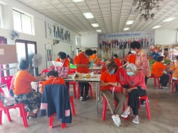 โรงเรียนผู้สูงอายุเทศบาลตำบลสันป่าตอง จัดกิจกรรมการสานตะกร้าพลาสติก ภาพที่ 9 | https://www.sanpatong.go.th