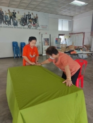 โรงเรียนผู้สูงอายุเทศบาลตำบลสันป่าตอง จัดกิจกรรมการตัดเย็บผ้าปูโต๊ะ (แบบสำเร็จ) ภาพที่ 2 | https://www.sanpatong.go.th