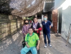 เทศบาลตำบลสันป่าตอง ร่วมกับสมาคมแม่ดีเด่นแห่งชาติ ประจำจังหวัดเชียงใหม่ ส่งมอบรถเข็นกายอุปกรณ์ให้แก่ผู้พิการ บ้านมะจำโรง หมู่ที่14 จำนวน 1 ราย  ภาพที่ 2 | https://www.sanpatong.go.th