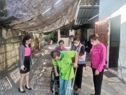 เทศบาลตำบลสันป่าตอง ร่วมกับสมาคมแม่ดีเด่นแห่งชาติ ประจำจังหวัดเชียงใหม่ ส่งมอบรถเข็นกายอุปกรณ์ให้แก่ผู้พิการ บ้านมะจำโรง หมู่ที่14 จำนวน 1 ราย  ภาพที่ 6 | https://www.sanpatong.go.th