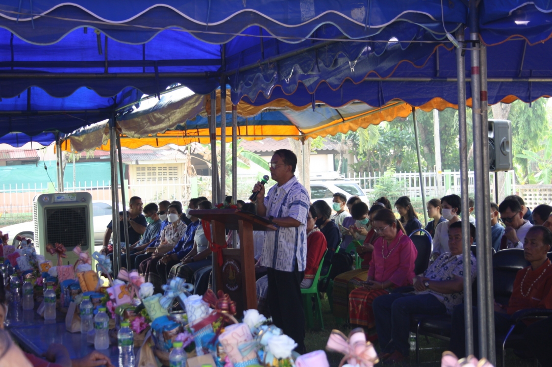 เทศบาลตำบลสันป่าตอง ได้จัดโครงการส่งเสริมประเพณีวัฒนธรรม (กิจกรรมรดน้ำดำหัวผู้สูงอายุ) ประจำปี พ.ศ.2566 ภาพที่ 16 | https://www.sanpatong.go.th