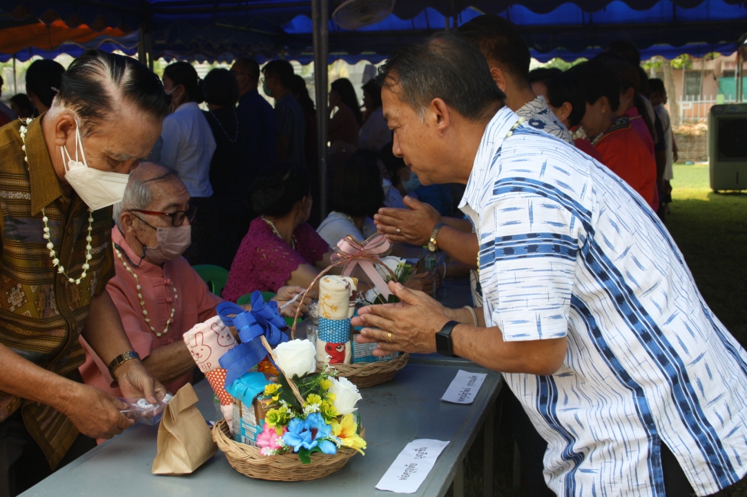 เทศบาลตำบลสันป่าตอง ได้จัดโครงการส่งเสริมประเพณีวัฒนธรรม (กิจกรรมรดน้ำดำหัวผู้สูงอายุ) ประจำปี พ.ศ.2566 ภาพที่ 17 | https://www.sanpatong.go.th