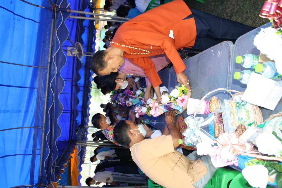 เทศบาลตำบลสันป่าตอง ได้จัดโครงการส่งเสริมประเพณีวัฒนธรรม (กิจกรรมรดน้ำดำหัวผู้สูงอายุ) ประจำปี พ.ศ.2566 ภาพที่ 18 | https://www.sanpatong.go.th