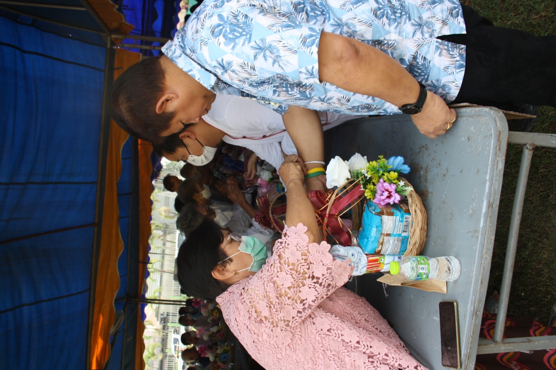 เทศบาลตำบลสันป่าตอง ได้จัดโครงการส่งเสริมประเพณีวัฒนธรรม (กิจกรรมรดน้ำดำหัวผู้สูงอายุ) ประจำปี พ.ศ.2566 ภาพที่ 19 | https://www.sanpatong.go.th