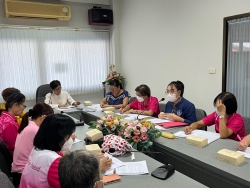 ประชุมกลุ่มพัฒนาบทบาทสตรีอำเภอสันป่าตอง ร่วมกับ กลุ่มพัฒนาสตรีเทศบาลตำบลสันป่าตอง เรื่องโครงการส่งเสริมอาชีพตามแนวเศรษฐกิจพอเพียง หลักสูตร การผูกผ้าและการจับจีบผ้า ในงานพิะีการต่างๆ วันศุกร์ที่ 19 เดือนพฤษภาคม 2566 เวลา09.30น. ณ ห้องประชุมกองสาธารณสุข เทศบาลสันป่าตอง ภาพที่ 4 | https://www.sanpatong.go.th