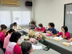 ประชุมกลุ่มพัฒนาบทบาทสตรีอำเภอสันป่าตอง ร่วมกับ กลุ่มพัฒนาสตรีเทศบาลตำบลสันป่าตอง เรื่องโครงการส่งเสริมอาชีพตามแนวเศรษฐกิจพอเพียง หลักสูตร การผูกผ้าและการจับจีบผ้า ในงานพิะีการต่างๆ วันศุกร์ที่ 19 เดือนพฤษภาคม 2566 เวลา09.30น. ณ ห้องประชุมกองสาธารณสุข เทศบาลสันป่าตอง ภาพที่ 6 | https://www.sanpatong.go.th