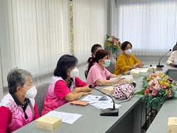ประชุมกลุ่มพัฒนาบทบาทสตรีอำเภอสันป่าตอง ร่วมกับ กลุ่มพัฒนาสตรีเทศบาลตำบลสันป่าตอง เรื่องโครงการส่งเสริมอาชีพตามแนวเศรษฐกิจพอเพียง หลักสูตร การผูกผ้าและการจับจีบผ้า ในงานพิะีการต่างๆ วันศุกร์ที่ 19 เดือนพฤษภาคม 2566 เวลา09.30น. ณ ห้องประชุมกองสาธารณสุข เทศบาลสันป่าตอง ภาพที่ 1 | https://www.sanpatong.go.th