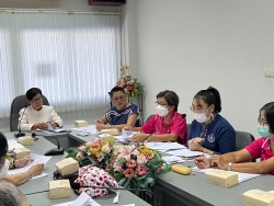 ประชุมกลุ่มพัฒนาบทบาทสตรีอำเภอสันป่าตอง ร่วมกับ กลุ่มพัฒนาสตรีเทศบาลตำบลสันป่าตอง เรื่องโครงการส่งเสริมอาชีพตามแนวเศรษฐกิจพอเพียง หลักสูตร การผูกผ้าและการจับจีบผ้า ในงานพิะีการต่างๆ วันศุกร์ที่ 19 เดือนพฤษภาคม 2566 เวลา09.30น. ณ ห้องประชุมกองสาธารณสุข เทศบาลสันป่าตอง ภาพที่ 5 | https://www.sanpatong.go.th